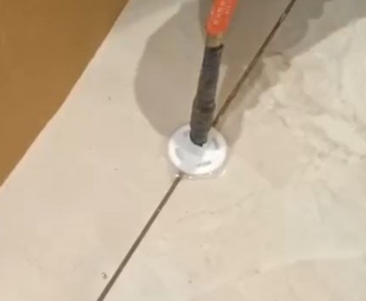 美溪瓷砖空鼓维修公司专业解答瓷砖在铺贴过程中，如果没有涂抹均匀到位的粘结材料（如水泥砂浆或瓷砖胶），可能会导致以下问题