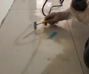 美溪瓷砖开裂维修公司专业分享瓷砖在铺贴前如果没有沥干水分，将会导致以下问题